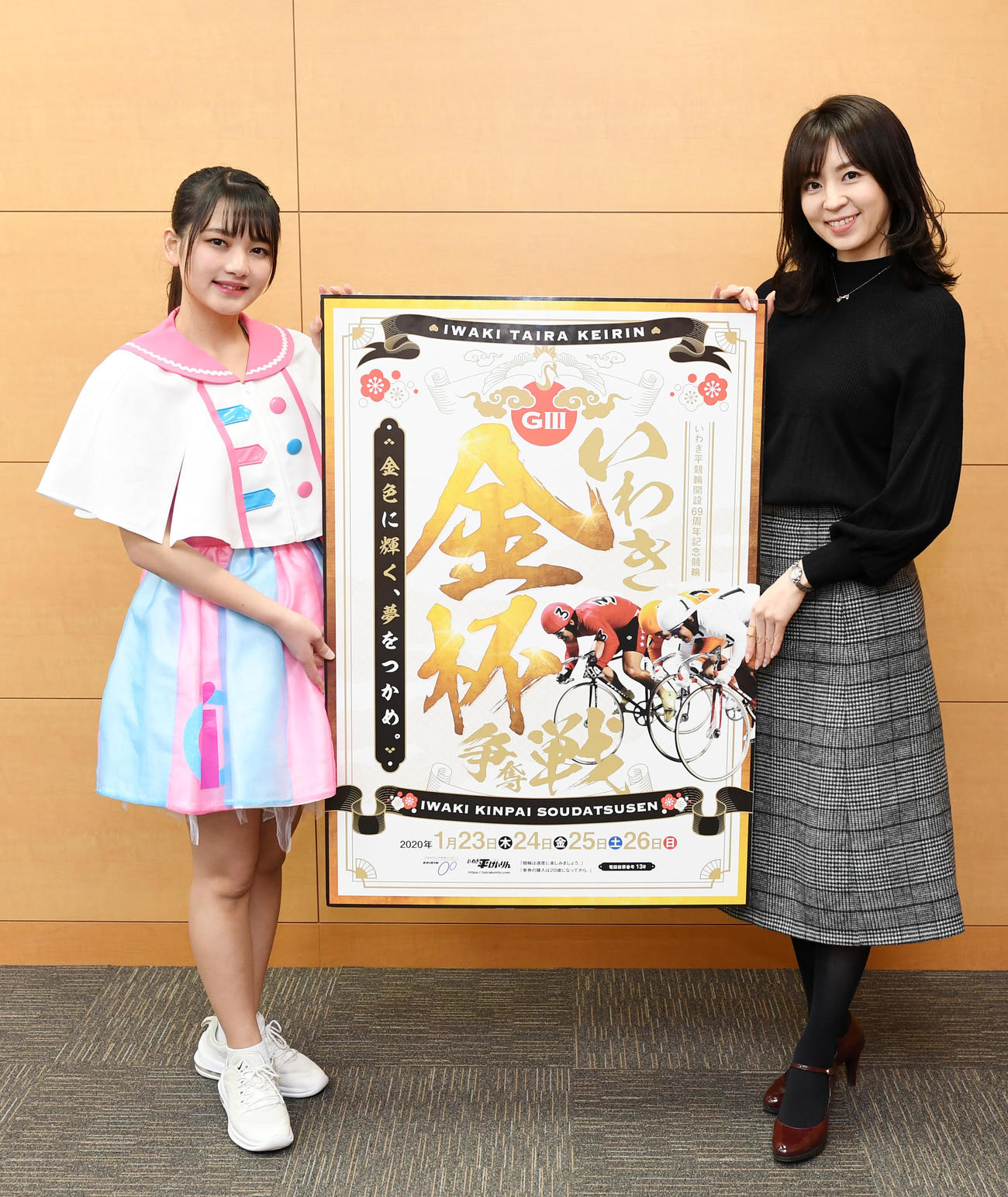 いわき平競輪開設69周年記念競輪「いわき金杯争奪戦」をPRするアイくるガールズのしーたん（左）とかをりさん（撮影・横山健太）