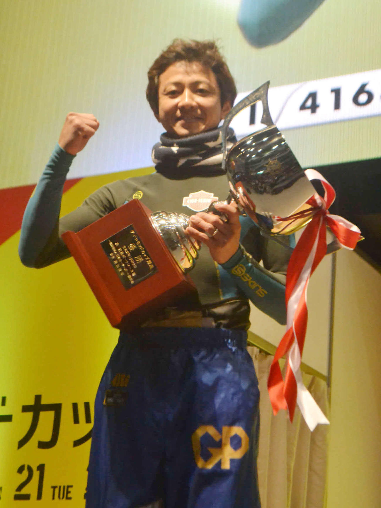 イン逃げで優勝した石野貴之はトロフィーを手に笑顔を見せる