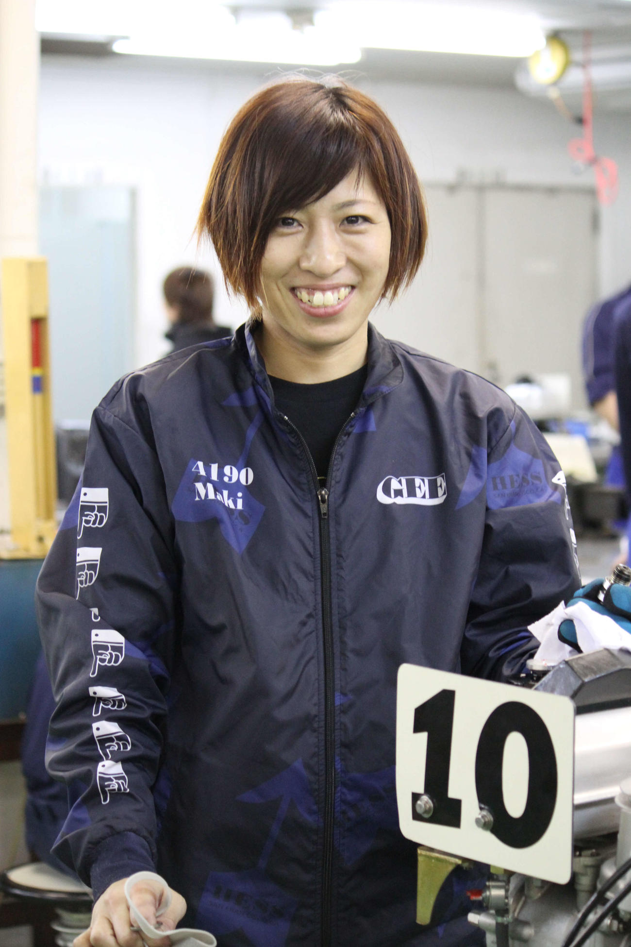 エース級の10号機を手にした長嶋万記（撮影・北條直治）
