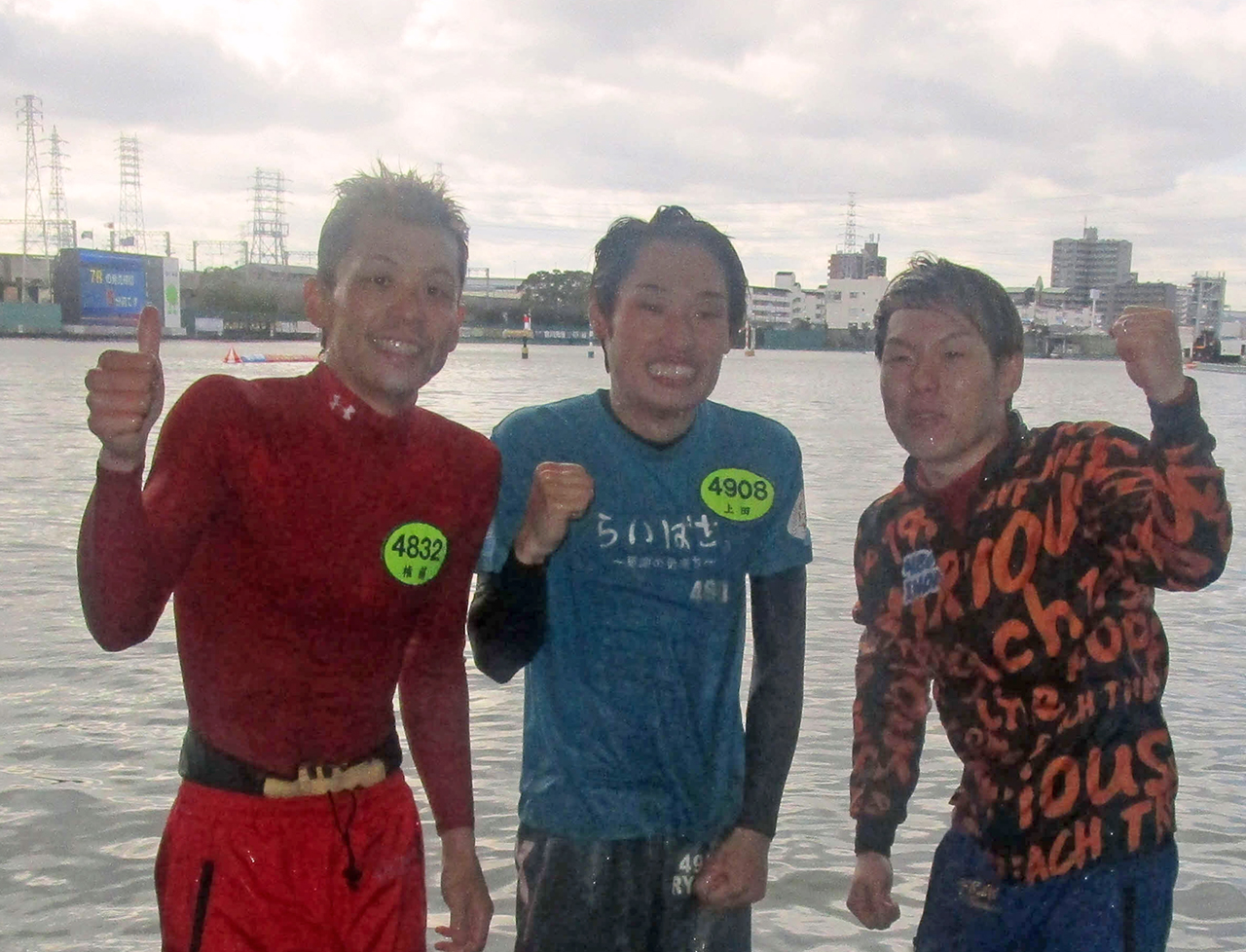 G1初勝利を挙げた権藤俊光（左）、上田龍星（中央）、井上一輝（右）が水神祭の祝福を受ける（撮影・奈島宏樹）