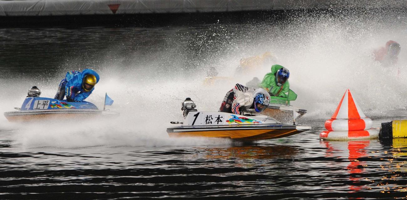 10年、住之江ボートでの第14回日刊スポーツ杯争奪ブルースターカップの優勝戦でトップでターンする松本勝也さん