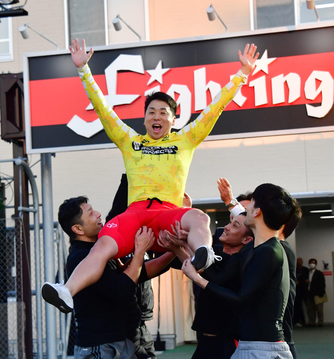 優勝した清水裕友は胴上げの祝福を受け大喜び（撮影・外山鉄司）