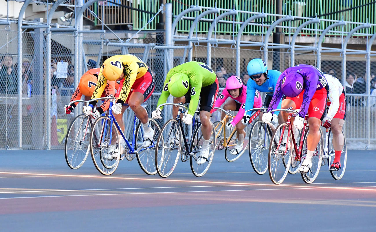 優勝は清水裕友（右）2着平原康多（左）3着山田英明（中央）（撮影・外山鉄司）