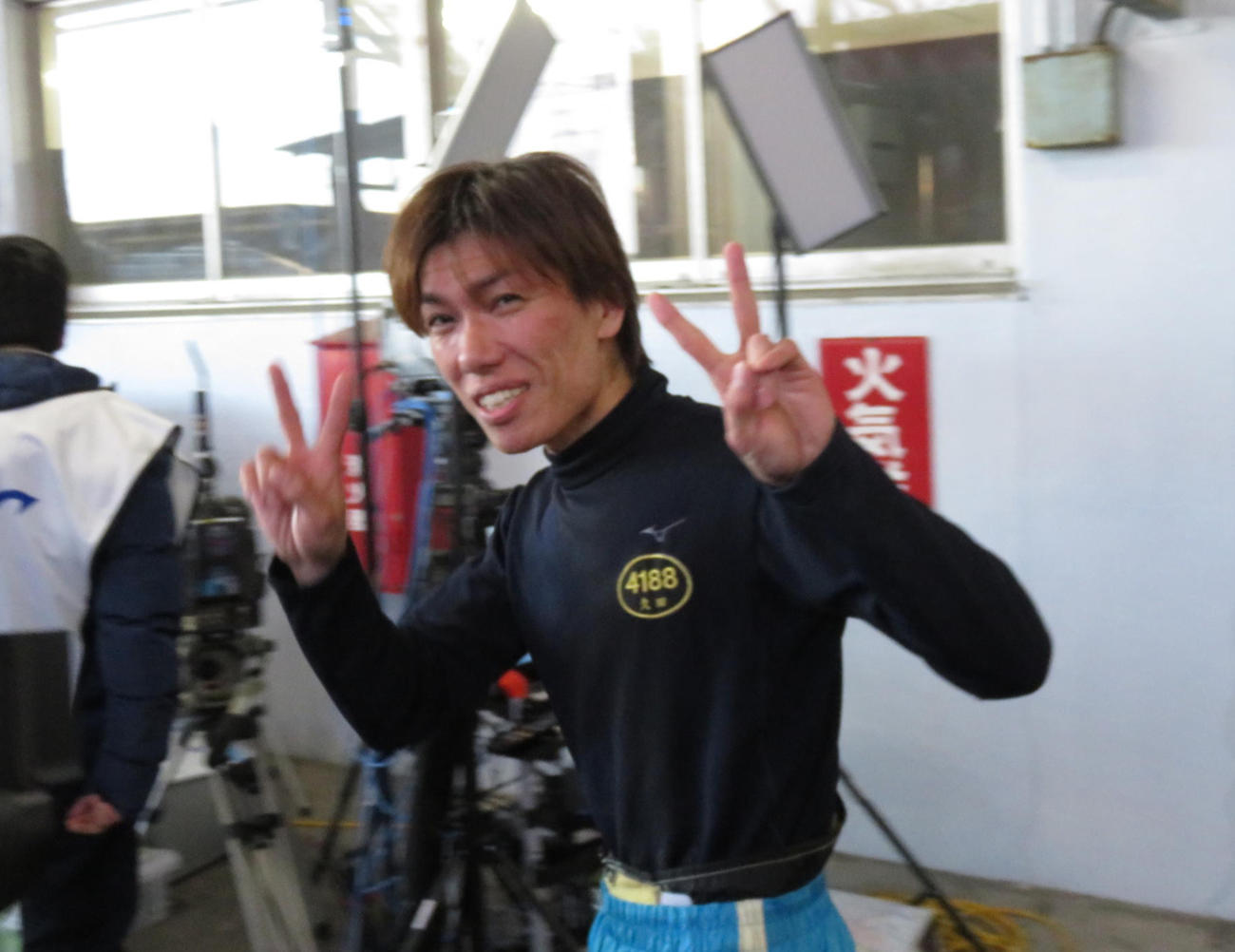 久田敏之が準優11Rで波乱演出にピースサイン（撮影・窪寺伸行）