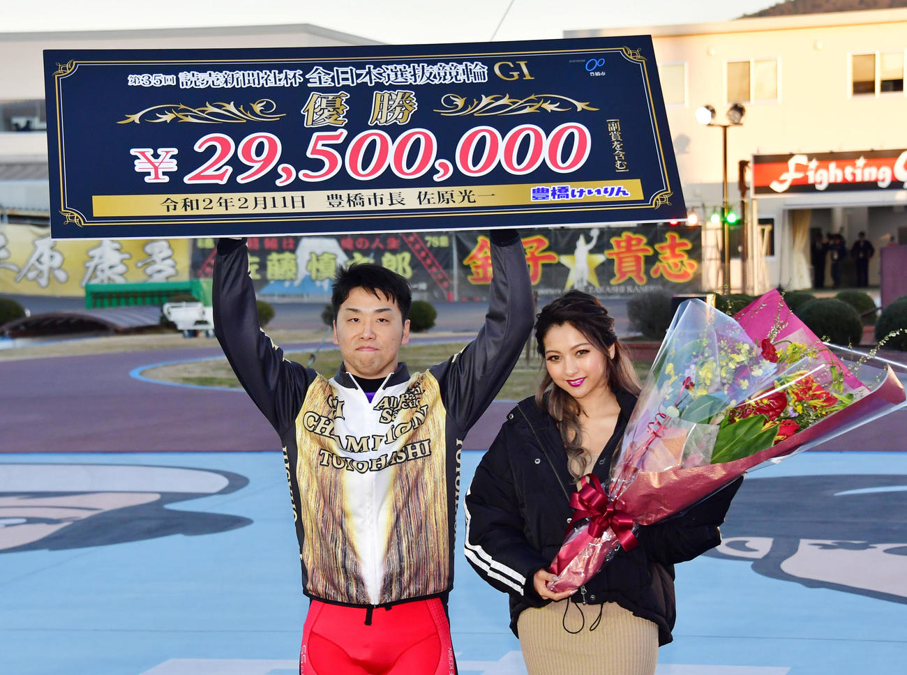 優勝した清水裕友はプレゼンターのゆきぽよと笑顔を見せる（撮影・外山鉄司）