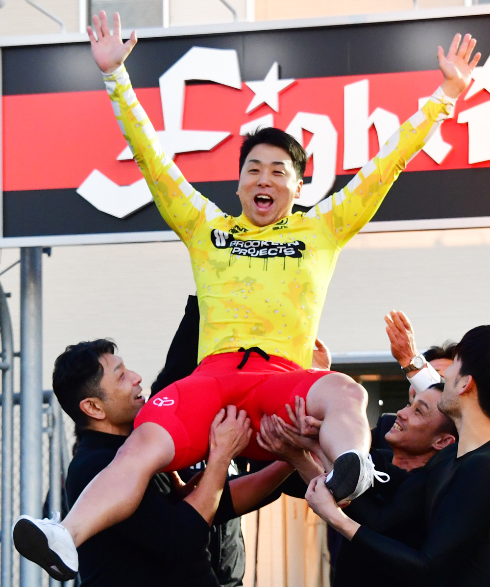 悲願のG1初制覇を果たした清水裕友は胴上げの祝福を受けて大喜び