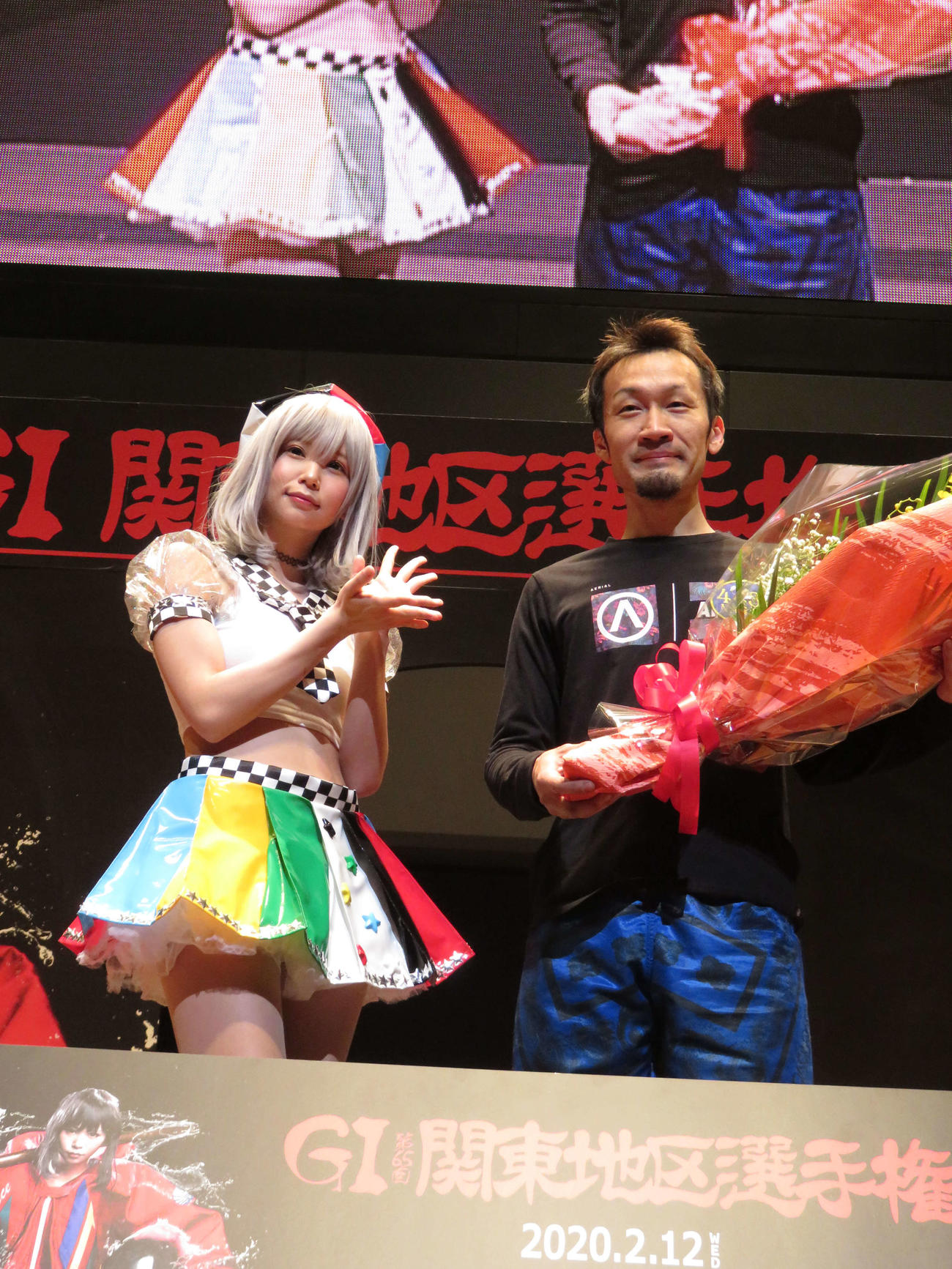 G1初優出初Vの永田秀二。コスプレイヤーの五木あきらさん（左）に祝福の花束を贈呈される（撮影・窪寺伸行）