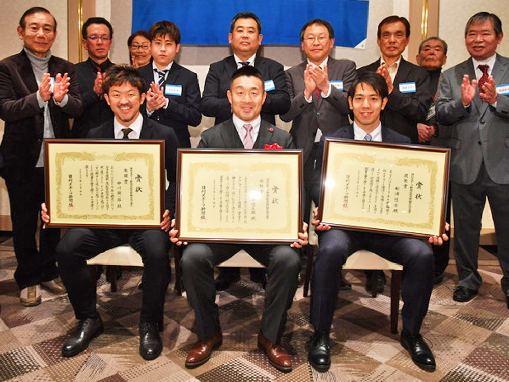 「第33回競輪年間三賞」表彰式で記念撮影に納まる、前列左から敢闘賞・中川誠一郎、殊勲賞・佐藤慎太郎、技能賞・松浦悠士（撮影・柴田隆二）
