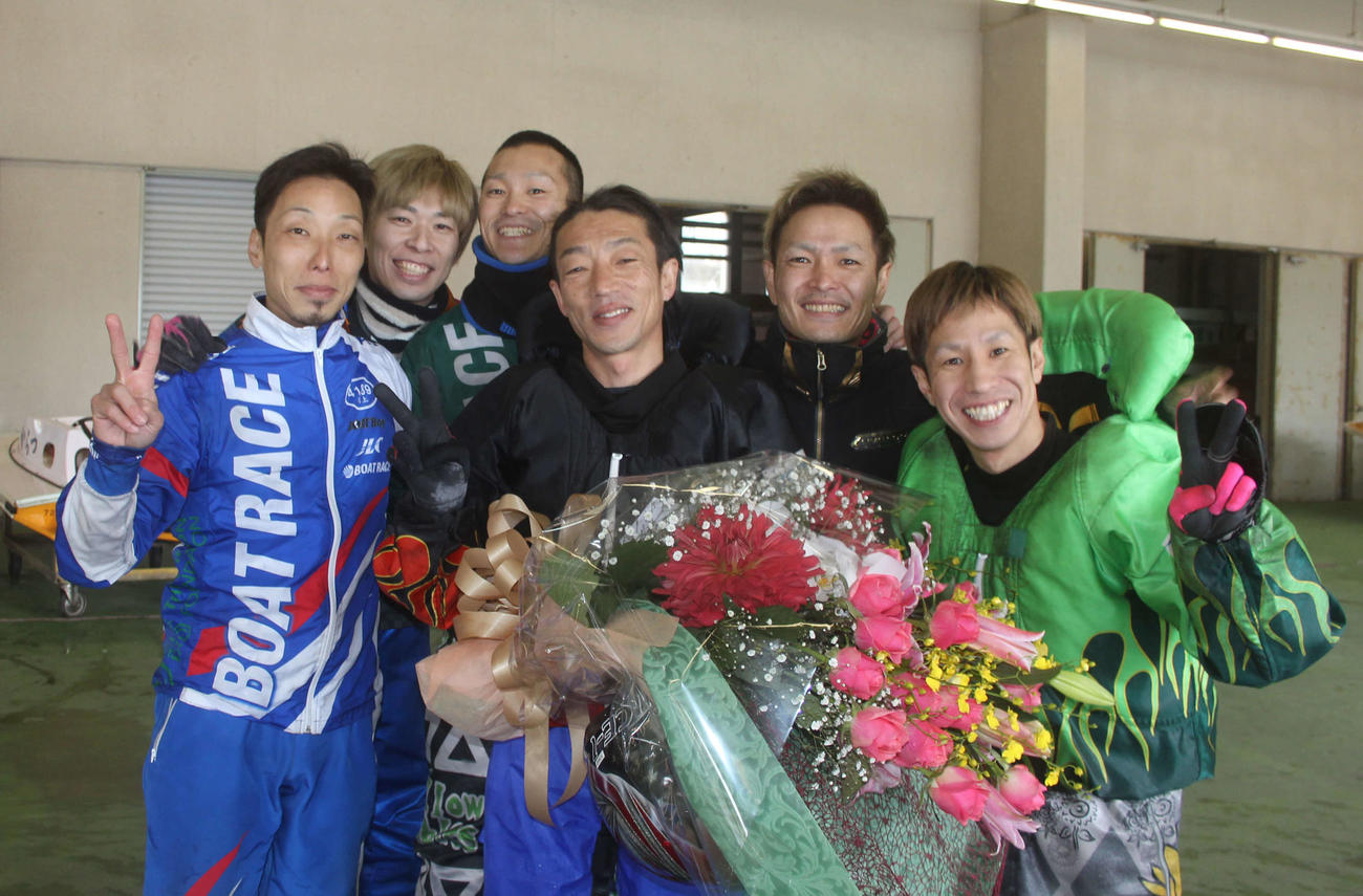 引退を表明した原田富士男（左から4番目）。左から川上剛、乙藤智史、西山貴浩、池永太、水摩敦（撮影・中牟田康）