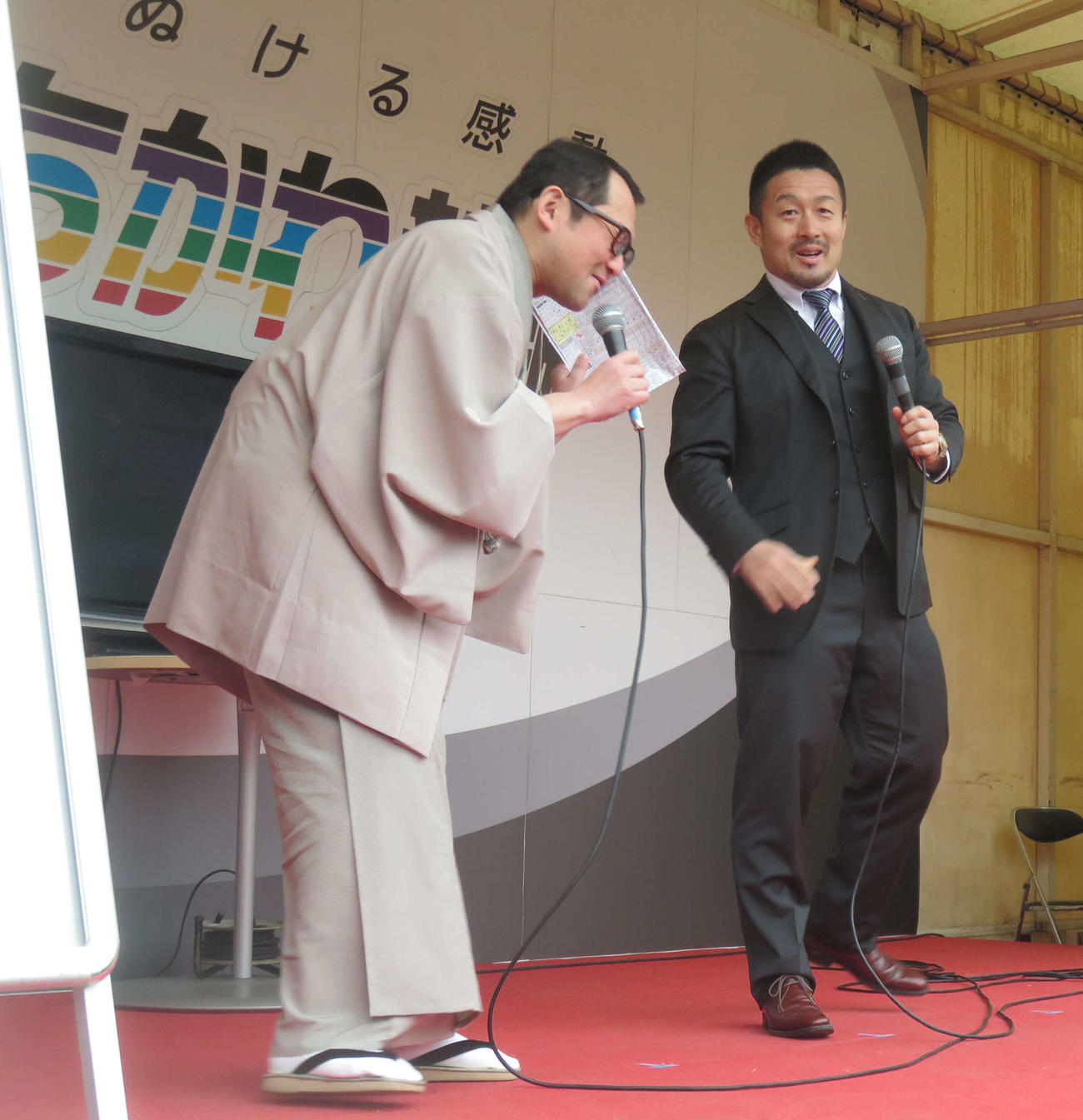 GPを制した立川競輪場でトークショーを行った佐藤慎太郎。左は司会の立川吉幸（撮影・栗田文人）