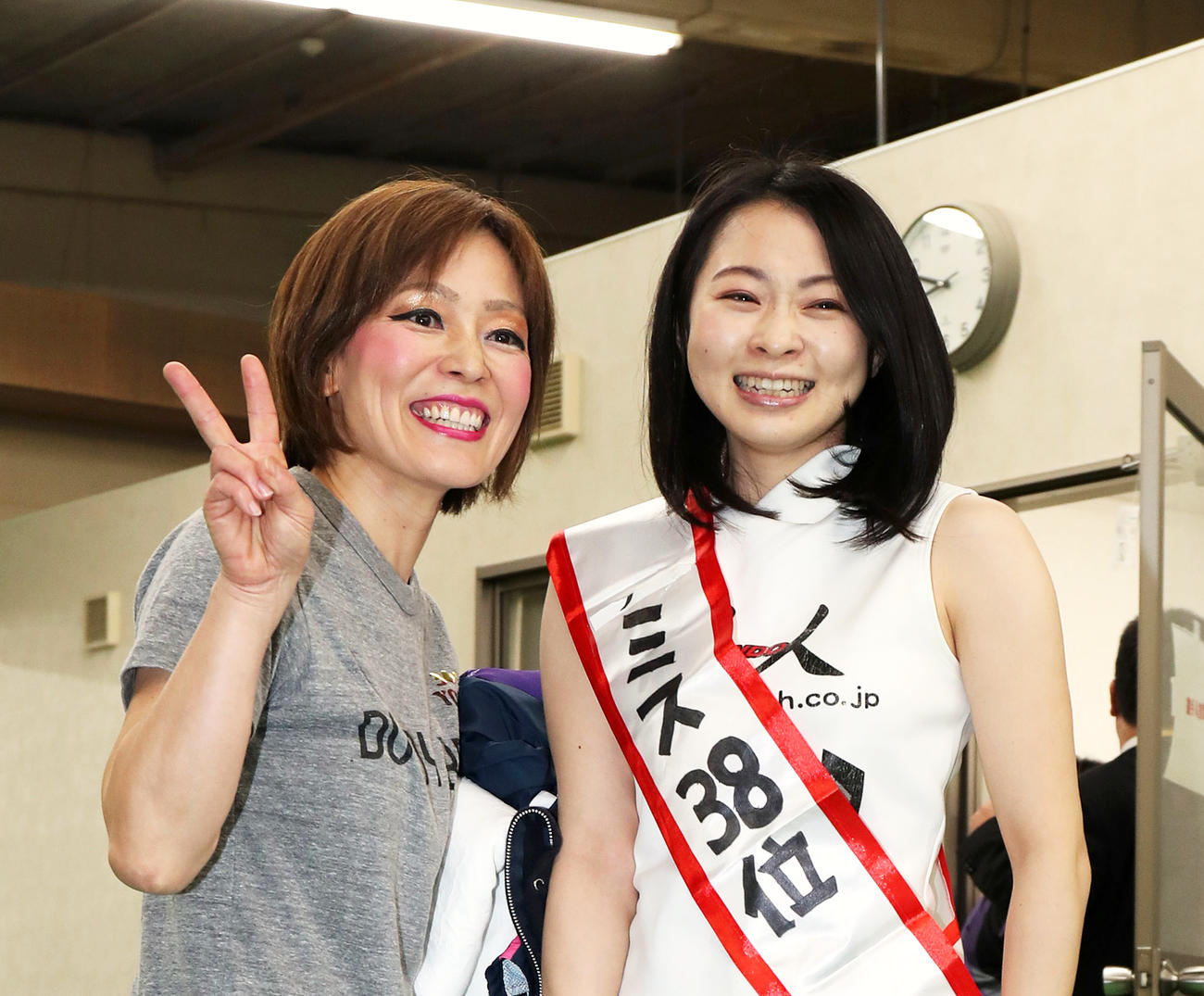 レディースオールスターの選手紹介で、ピースをする岩崎芳美（左）とボディコンのコスプレをした土屋実沙希（撮影・白石智彦）