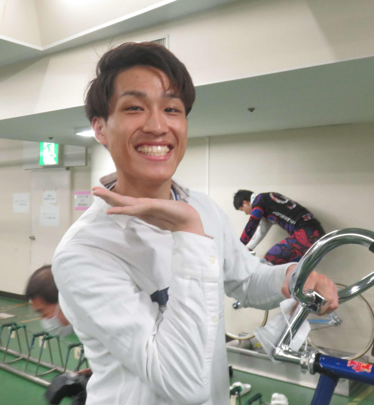 「ハイッ！」。往年のタレント宮尾すすむポーズを決める布居大地（撮影・栗田文人）