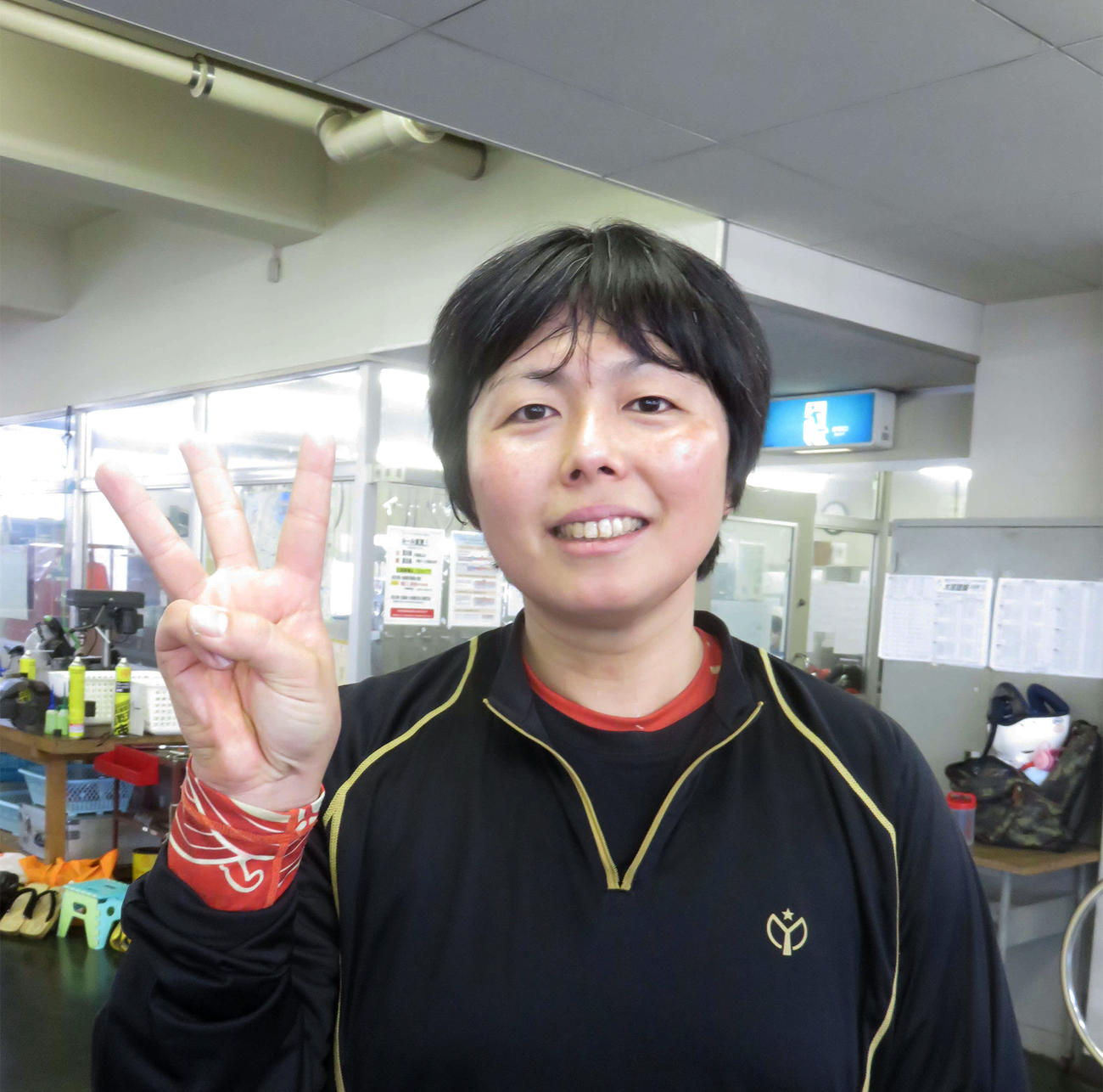 岡村育子は予1・6Rで3着に入り指を3本立てたポーズ（撮影・中野公博）