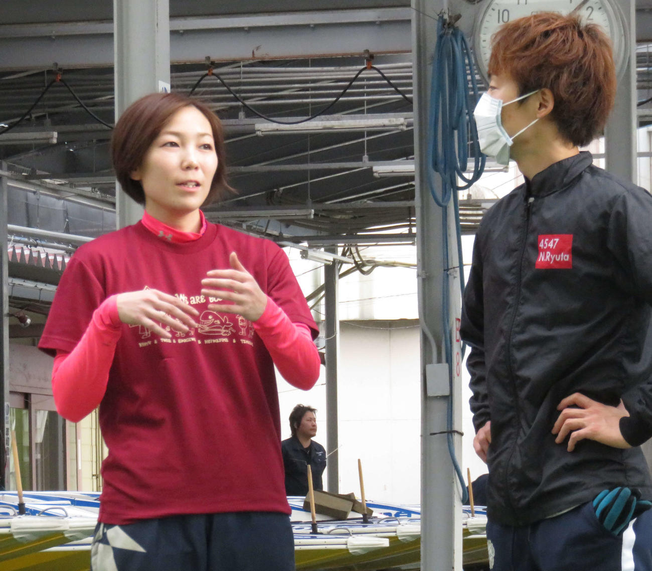 清埜翔子（左）が中田竜太にアドバイスを求める