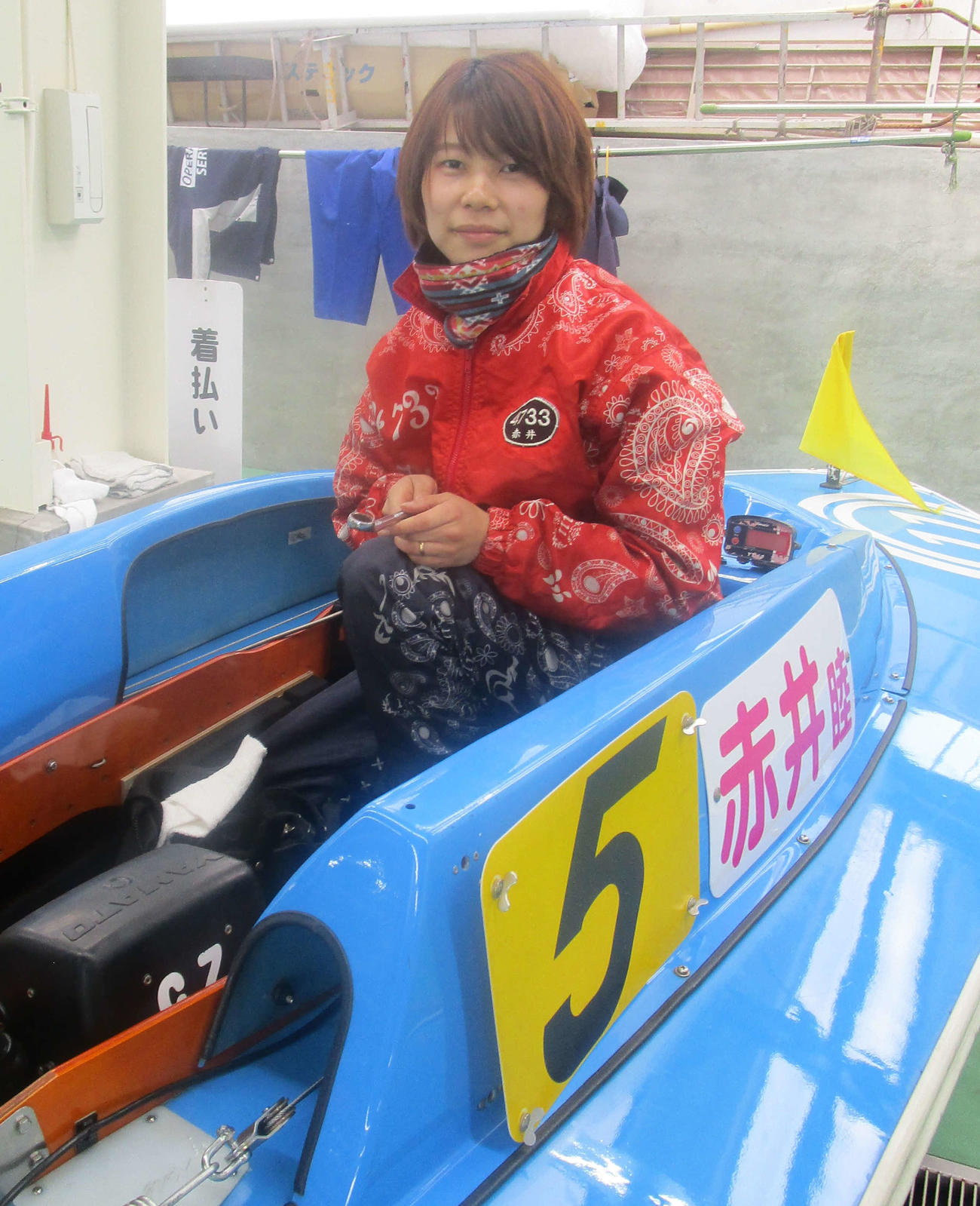 5枠の初日8R女子戦、2着に食い込んだ地元の赤井睦（撮影・奈島宏樹）