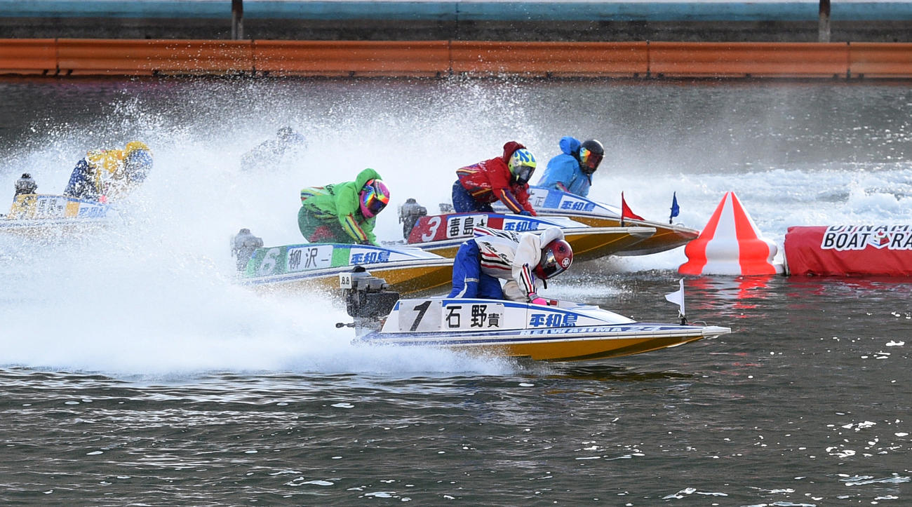 初日12Rドリーム戦、1周目2Mを先頭で回る1着（1）石野貴之、2着（3）毒島誠、3着（6）柳沢一（撮影・柴田隆二）