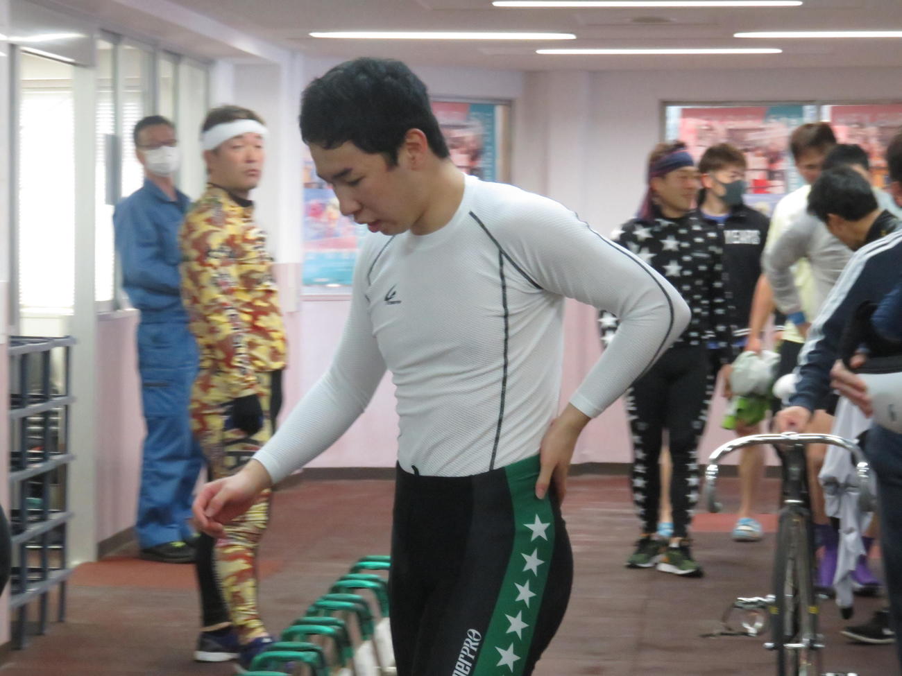 前団をたたけずに敗退し、うなだれて引き揚げる菊池岳仁