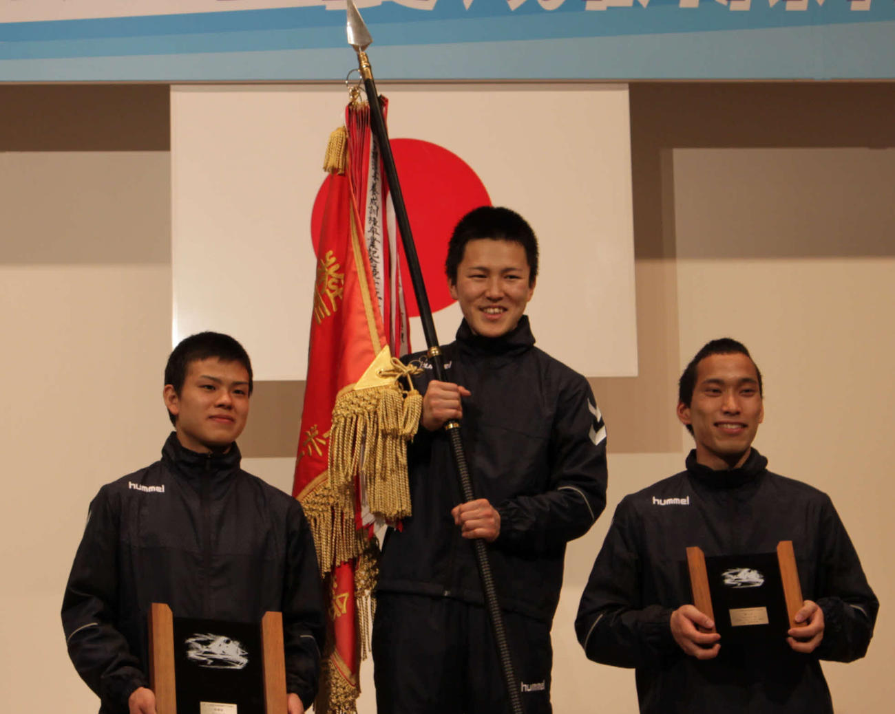優勝した常住蓮（中央）は優勝旗を手に笑顔。左は２着の大場恒季、右は３着の大沢風葵（撮影・坂中昭子）