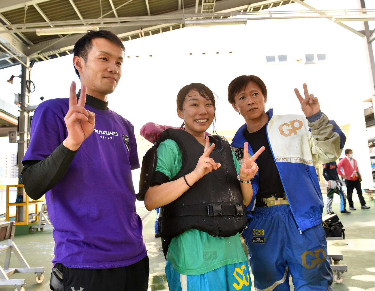 水神祭の後、今井美亜（中央）は福井支部の下出卓矢(左)と今垣光太郎と記念撮影に納まる（撮影・柴田隆二）
