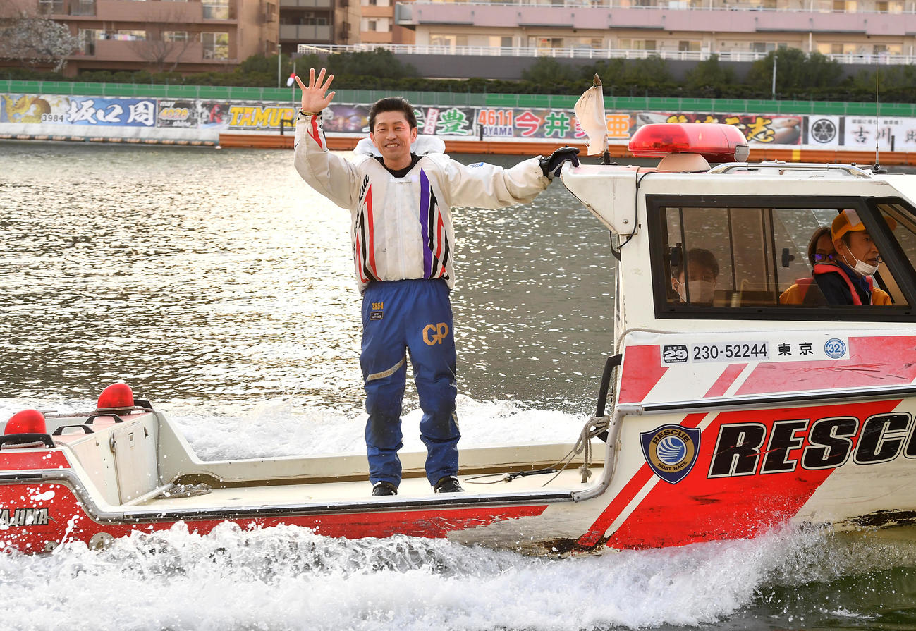 クラシック連覇を達成した吉川元浩はウイニングランをする（撮影・柴田隆二）