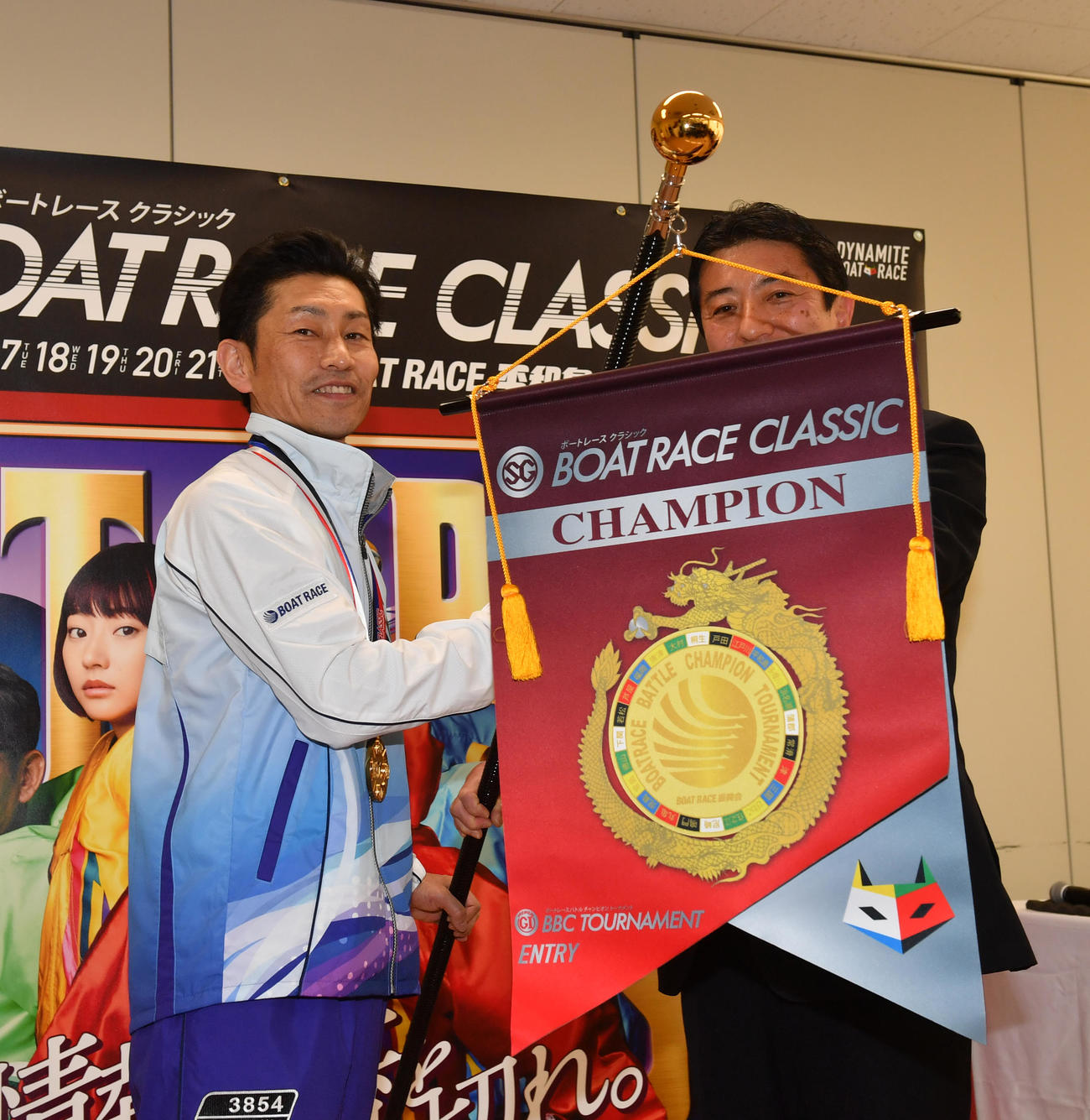 クラシック連覇を達成した吉川元浩（左）はBBCトーナメントエントリーフラッグを贈呈された（撮影・柴田隆二）