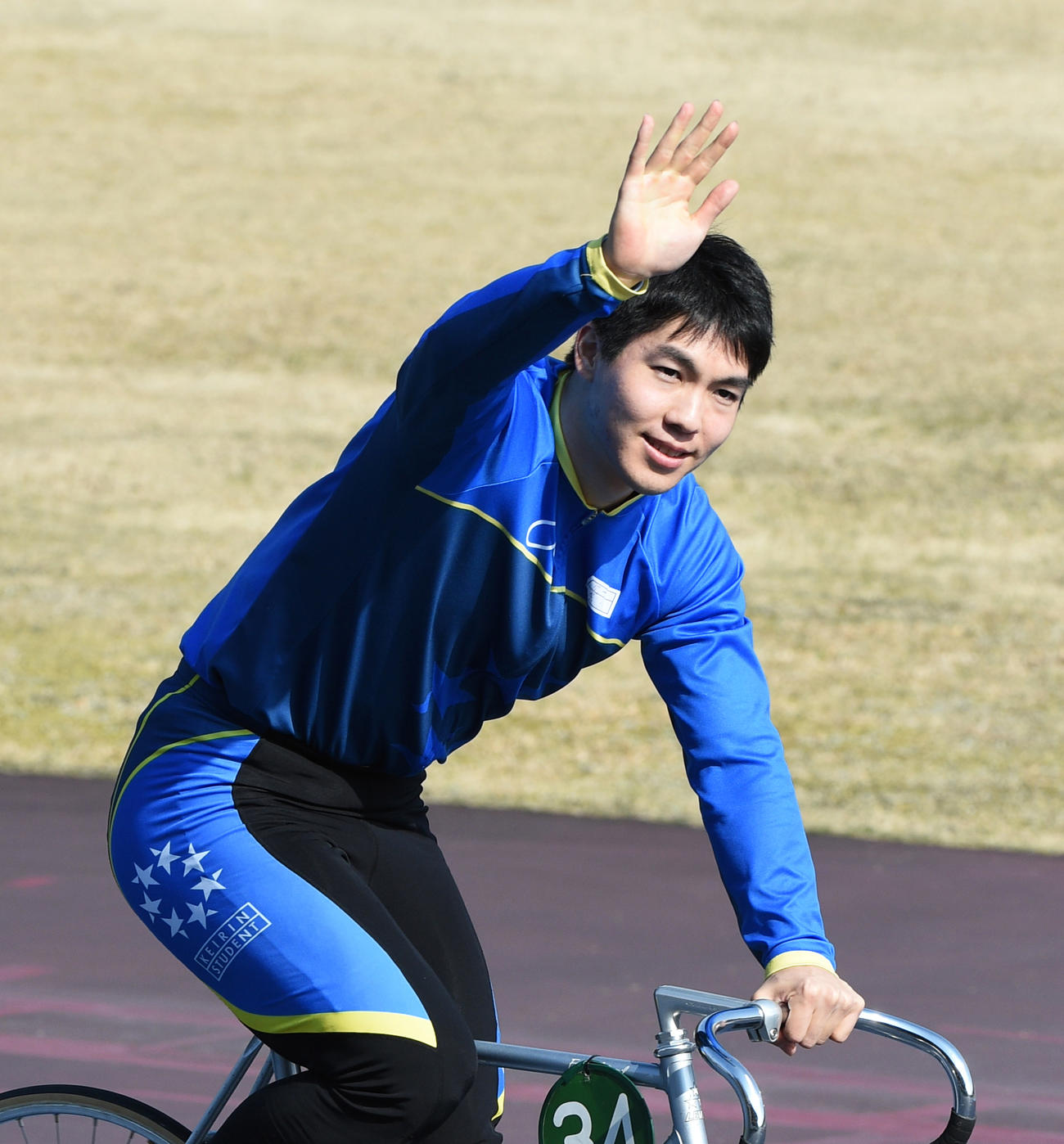 卒業記念レースの候補生紹介で手を振る原大智（撮影・柴田隆二）