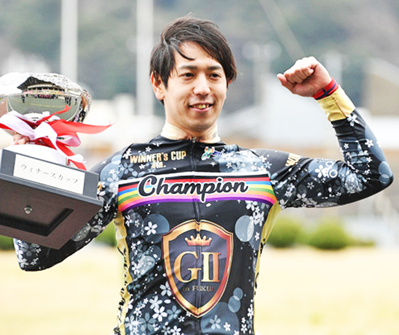 ウィナーズカップ表彰式でガッツポーズする松浦悠士