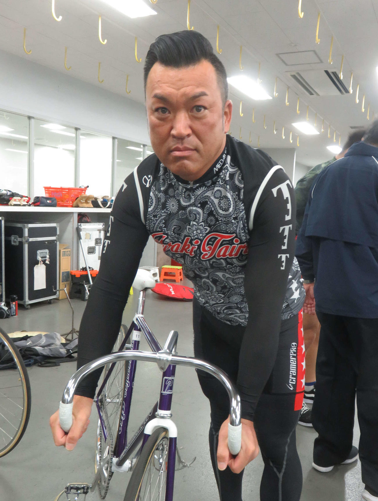 4月に岡山から福島に戻る岡部芳幸（撮影・栗田文人）