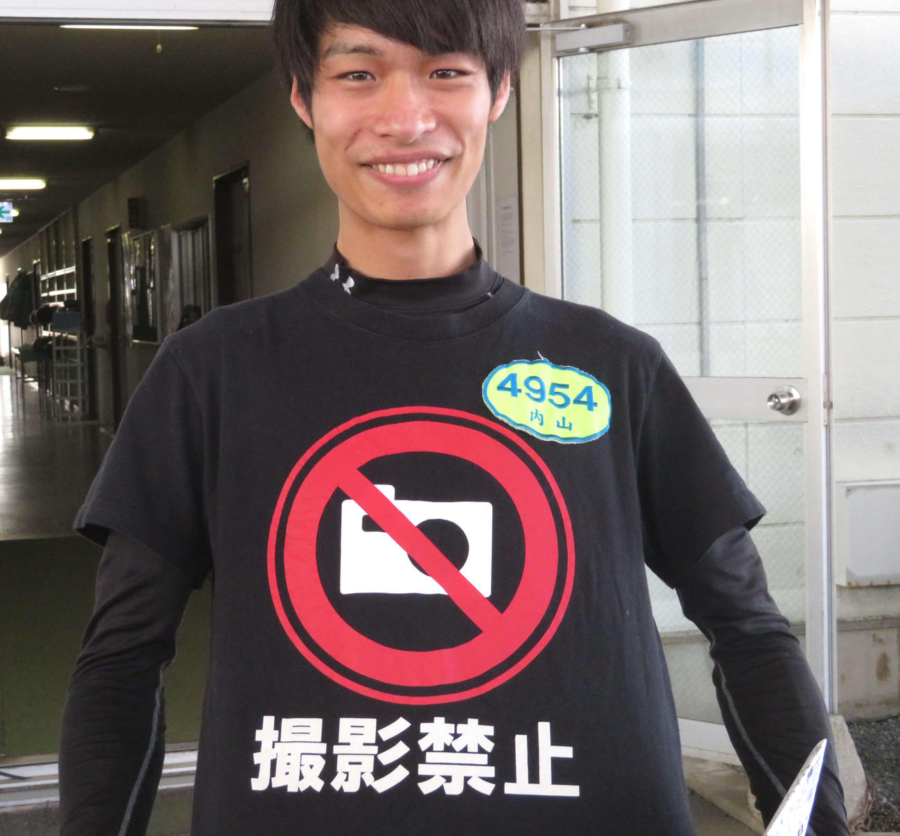 撮影禁止Tシャツを着る内山峻輔（撮影・古村亮）