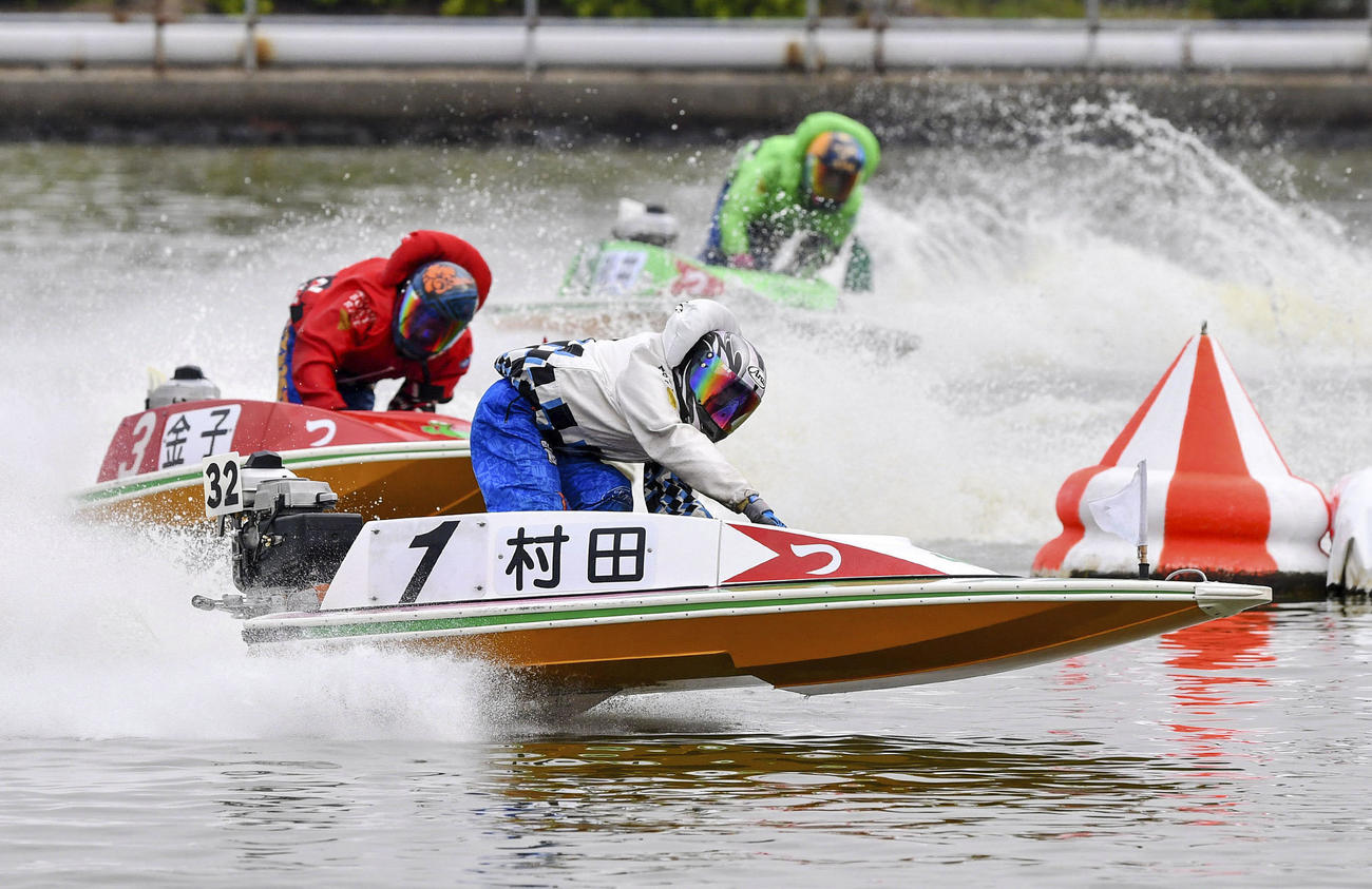 優勝戦の1周目2マークを先頭で回る村田修次（共同）