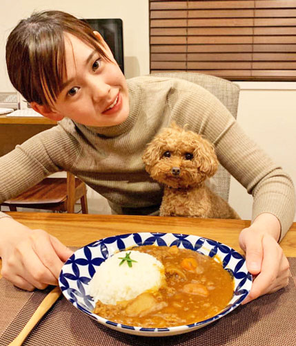 ゆまカレーが完成っ！　愛犬マロンちゃんとともにお食事タイムが始まる