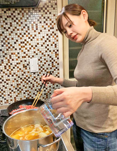 両手をフルに使って料理する“二刀流”