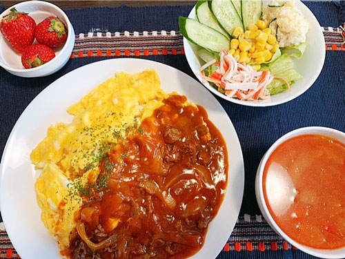 「ゆみこのオムハヤシ」が完成。サラダにトマトスープ、イチゴを添えてみました（撮影・岩崎ゆみこ）