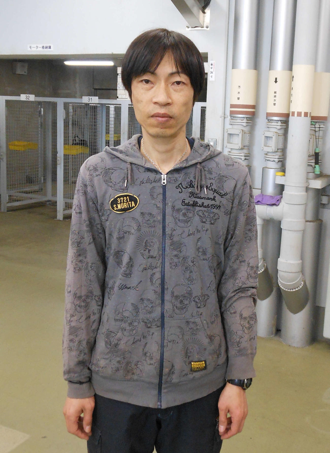 63号機にまずまずの表情を見せる守田俊介（撮影・安井雅彦）