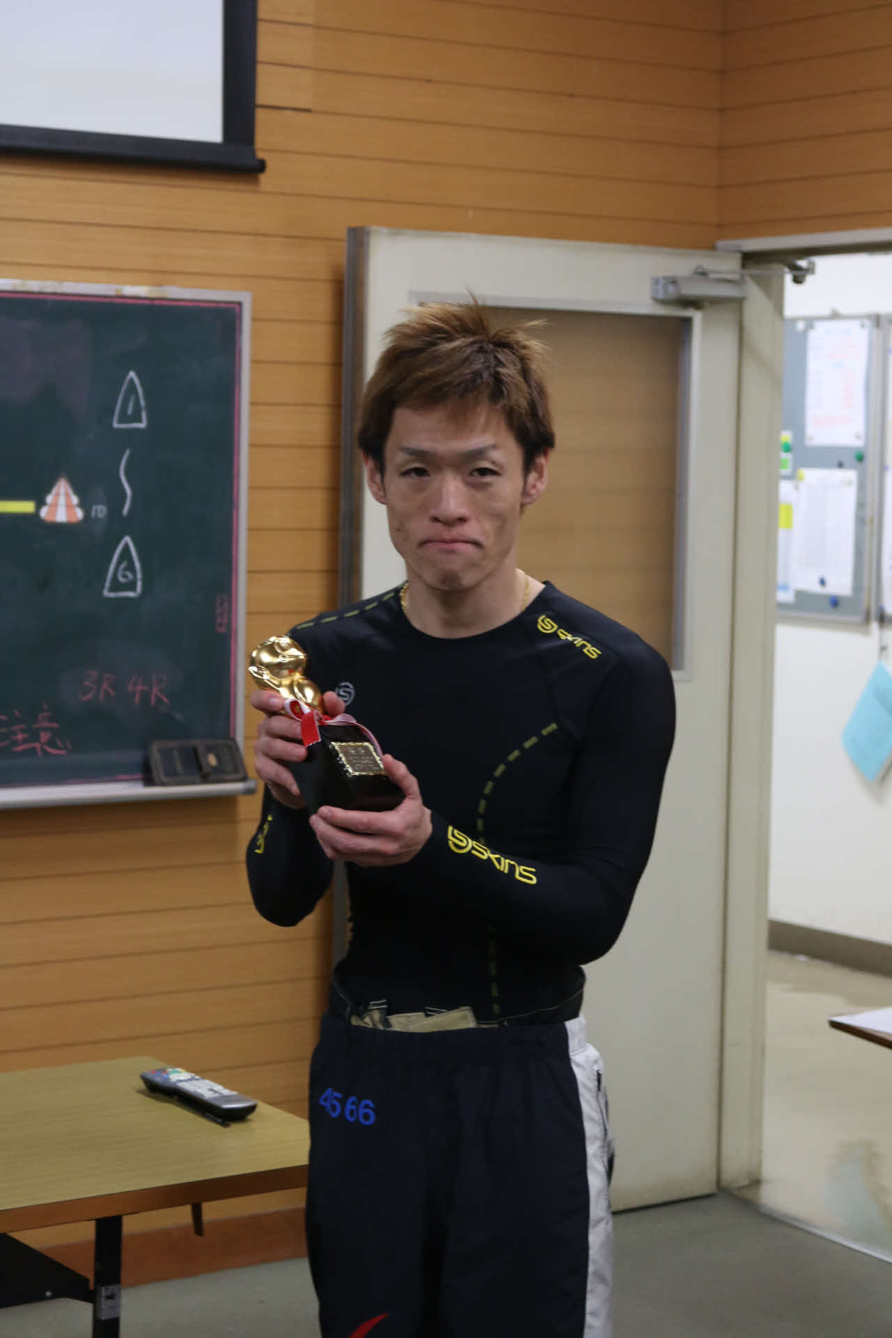 インから押し切った塩田北斗が今年初優勝を決め「かっぱくんトロフィー」を手にする