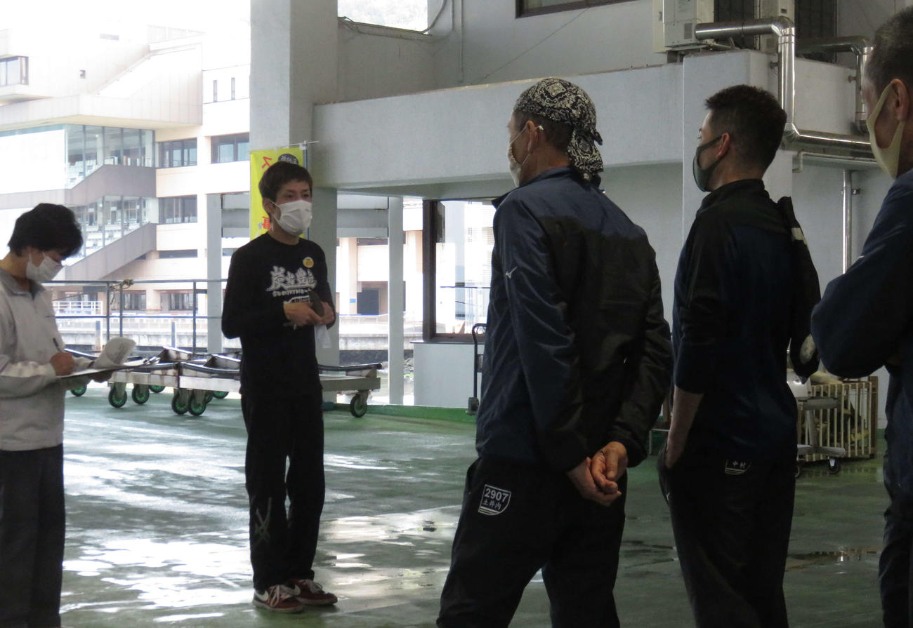 森定晃史が宿舎に戻る選手へ新型コロナウイルス感染対策を話す