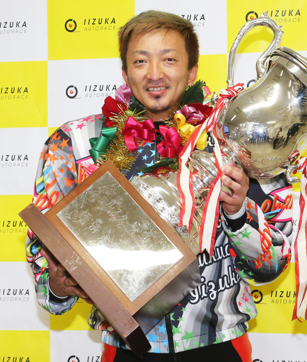 笑顔で優勝カップを手にする荒尾聡（撮影・梅根麻紀）