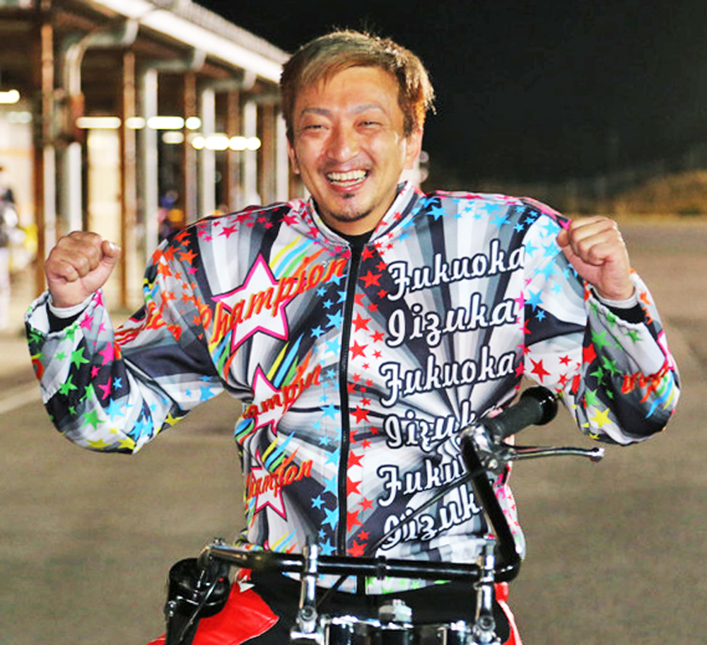 地元SG初制覇を果たし笑顔でガッツポーズする荒尾聡（撮影・梅根麻紀）