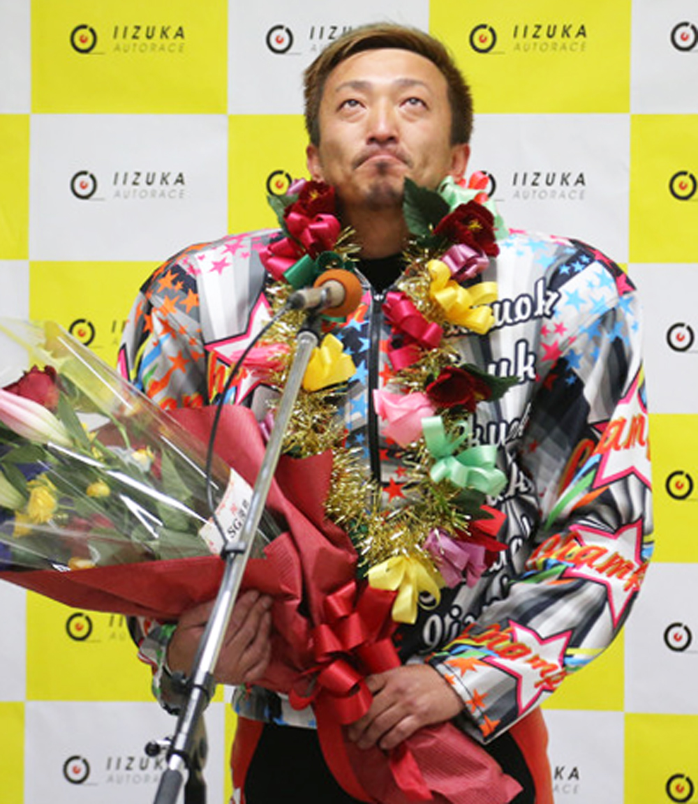荒尾聡はインタビューで感極まり涙ぐむ（撮影・梅根麻紀）