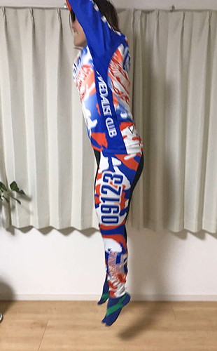 （5）一気にジャンプして頭上で手をパチンと打つ