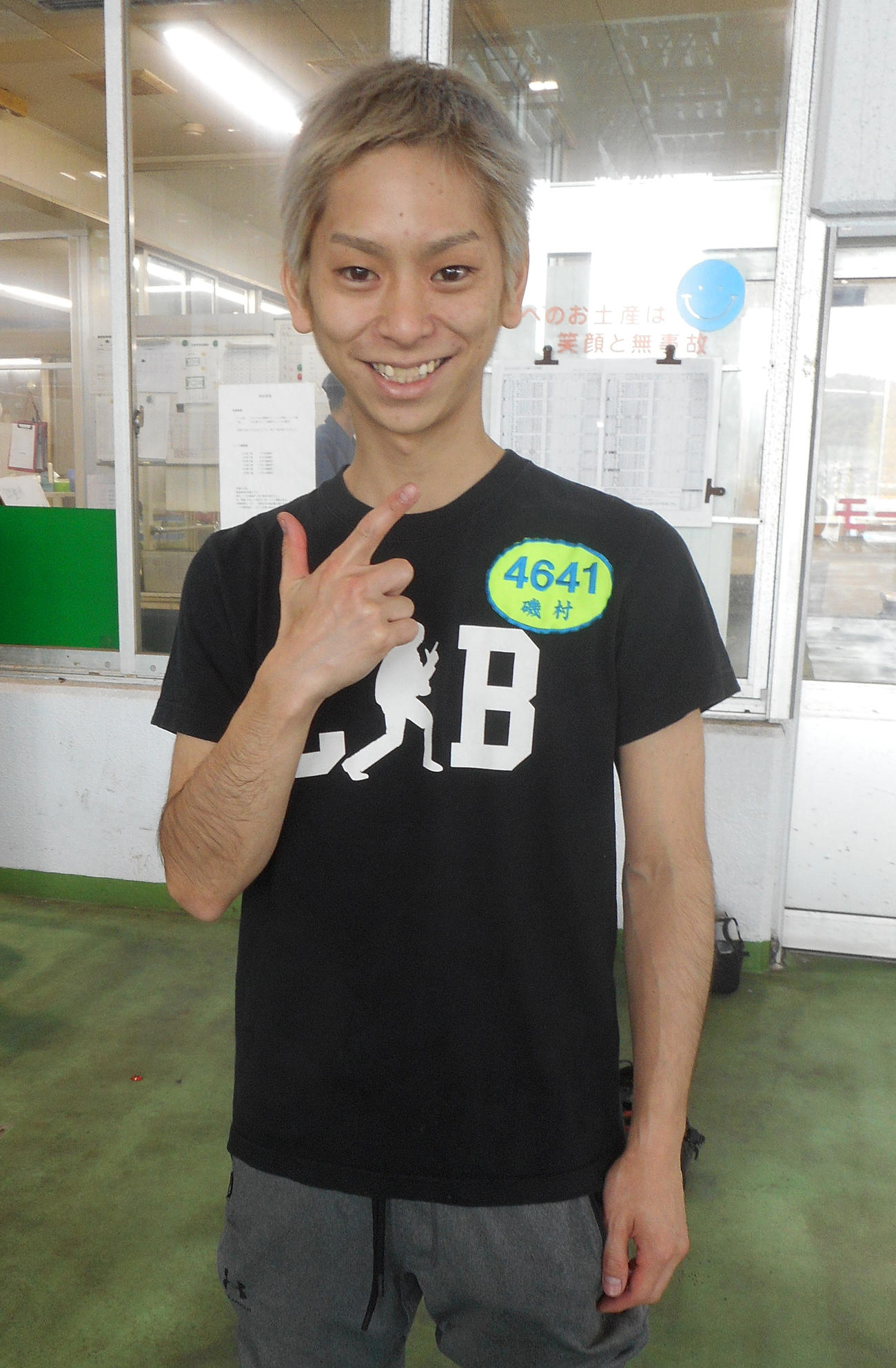 決めポーズの磯村匠。2日目の2走に要注目だ（撮影・岡田晋）