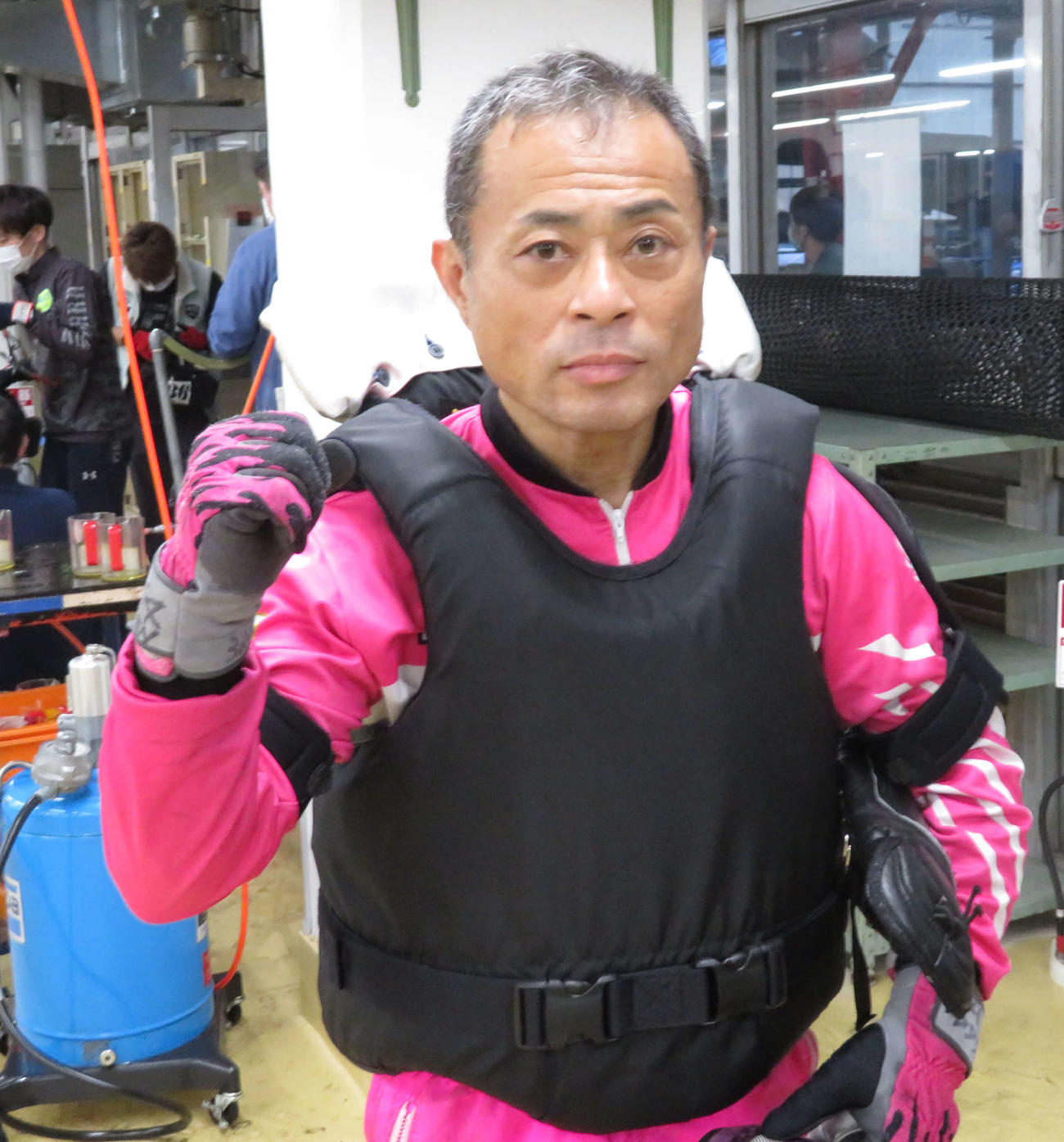 逃げて3年7カ月ぶりの優勝を飾った鈴木賢一（撮影・古村亮）