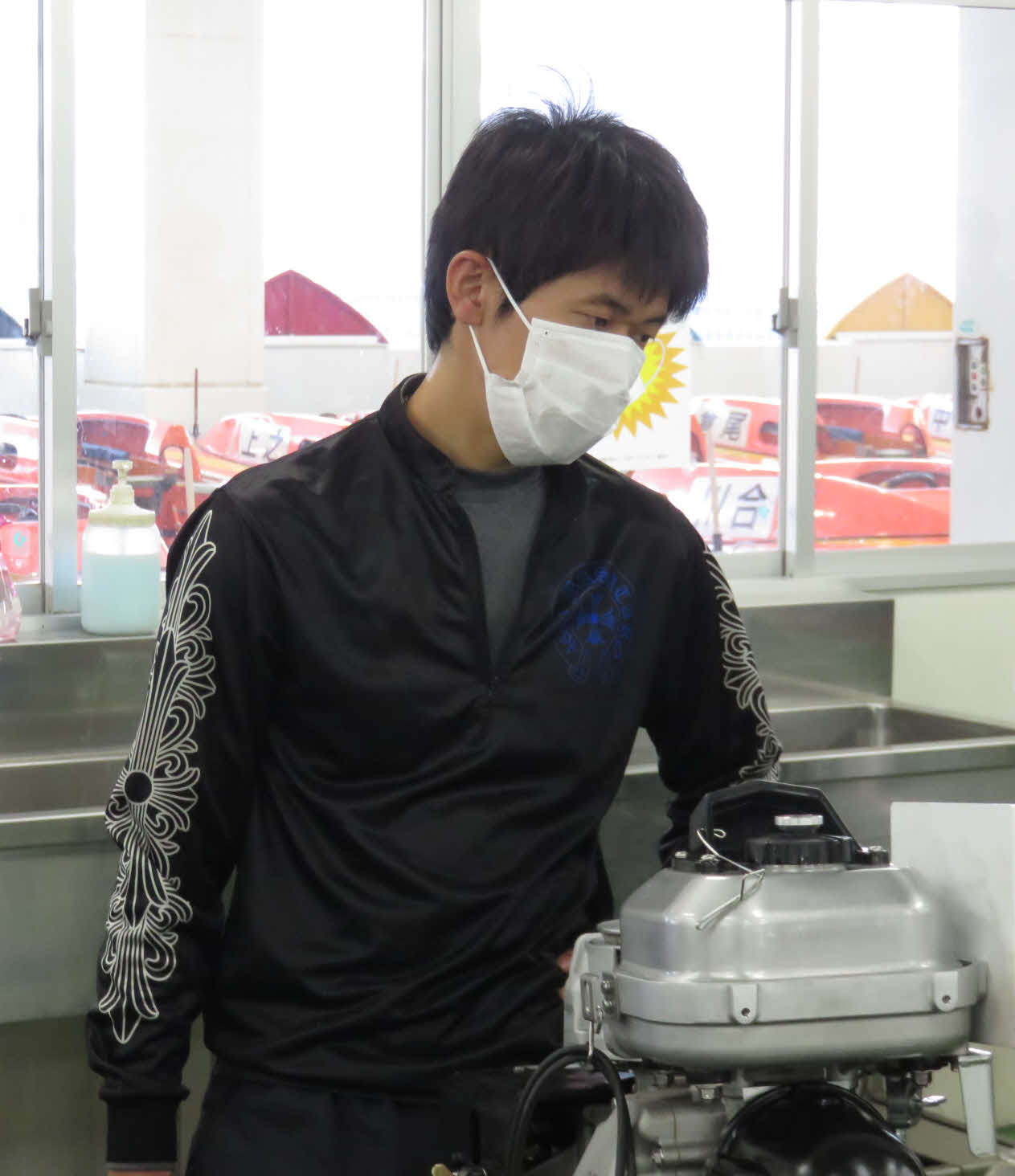 32号機を手にするも浮かぬ顔の井内将太郎（撮影・工藤浩伸）