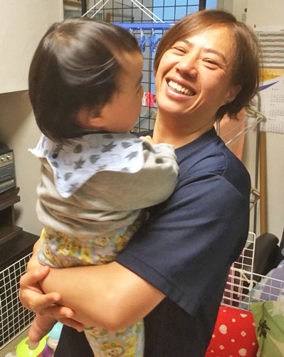 1歳3カ月の愛娘を抱く加瀬加奈子