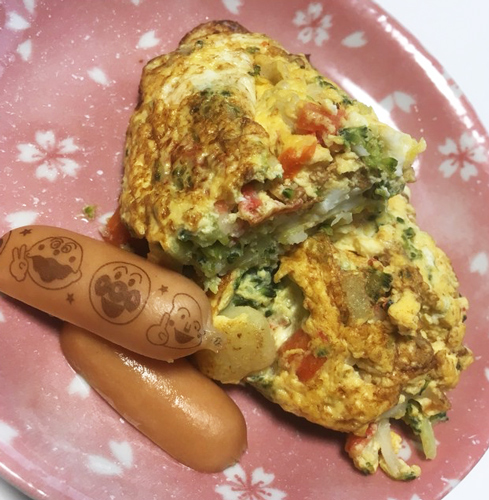 ブロッコリー、じゃがいも、にんじん、カニかまで味付けした野菜オムレツ