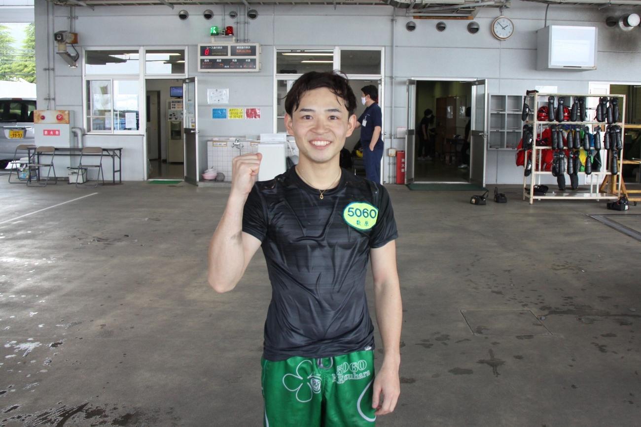初勝利を挙げた数原魁が水神祭を行い笑顔でガッツポーズ（写真提供・ボートレースびわこ）