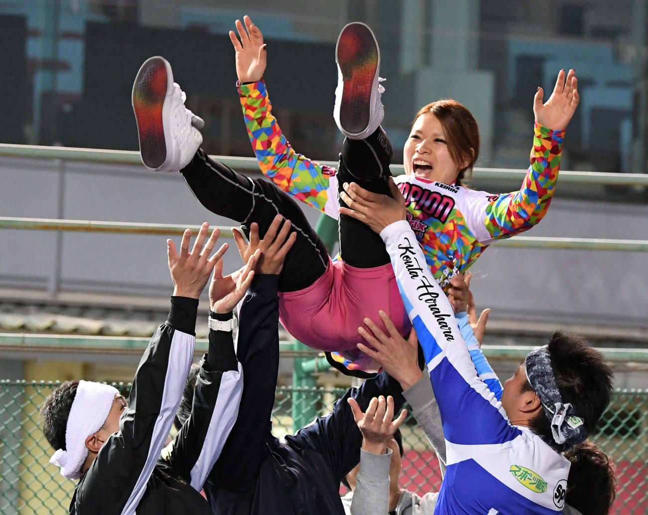 ガールズグランプリ2017を制し、胴上げされる石井