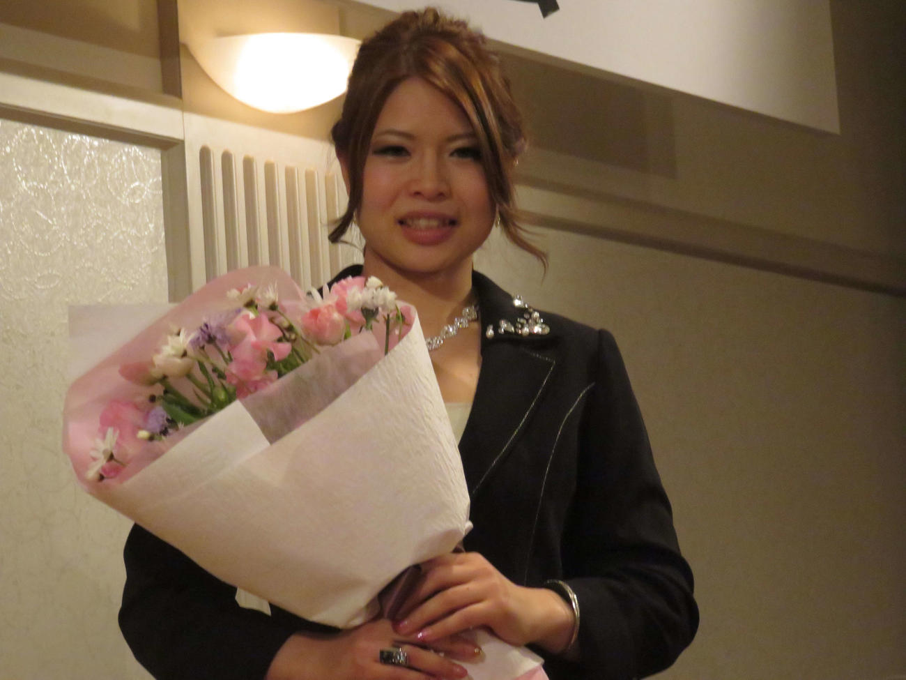 17年ガールズグランプリ優勝祝勝会で花束を手にする石井（撮影・山本幸史）