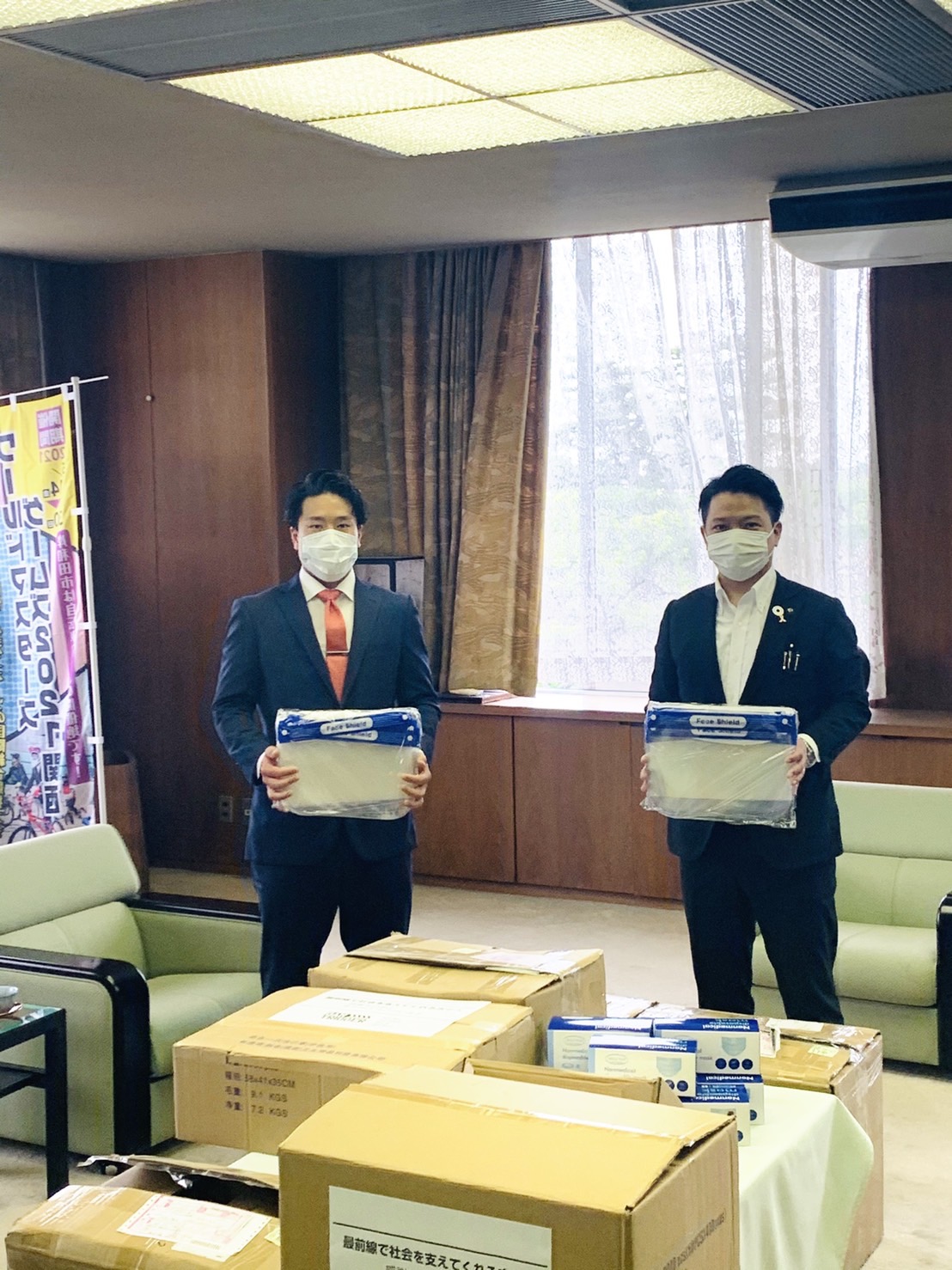 古性優作（左）がフェースシールド1000枚を永野耕平岸和田市長に手渡した（日本競輪選手会提供）