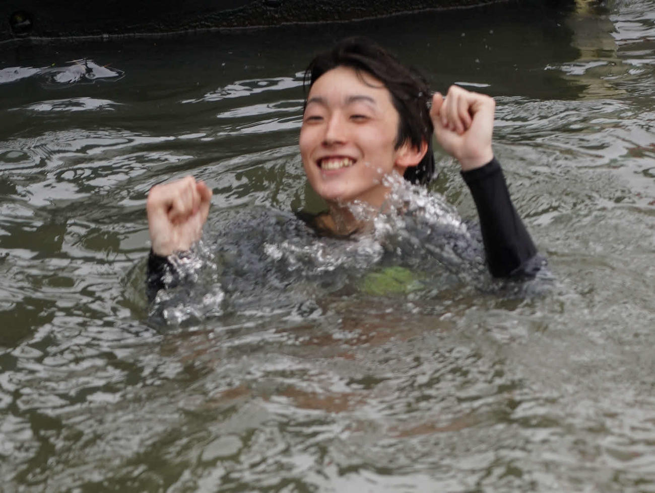 初優勝した畑田汰一が水神祭でガッツポーズ（撮影・木村重成）
